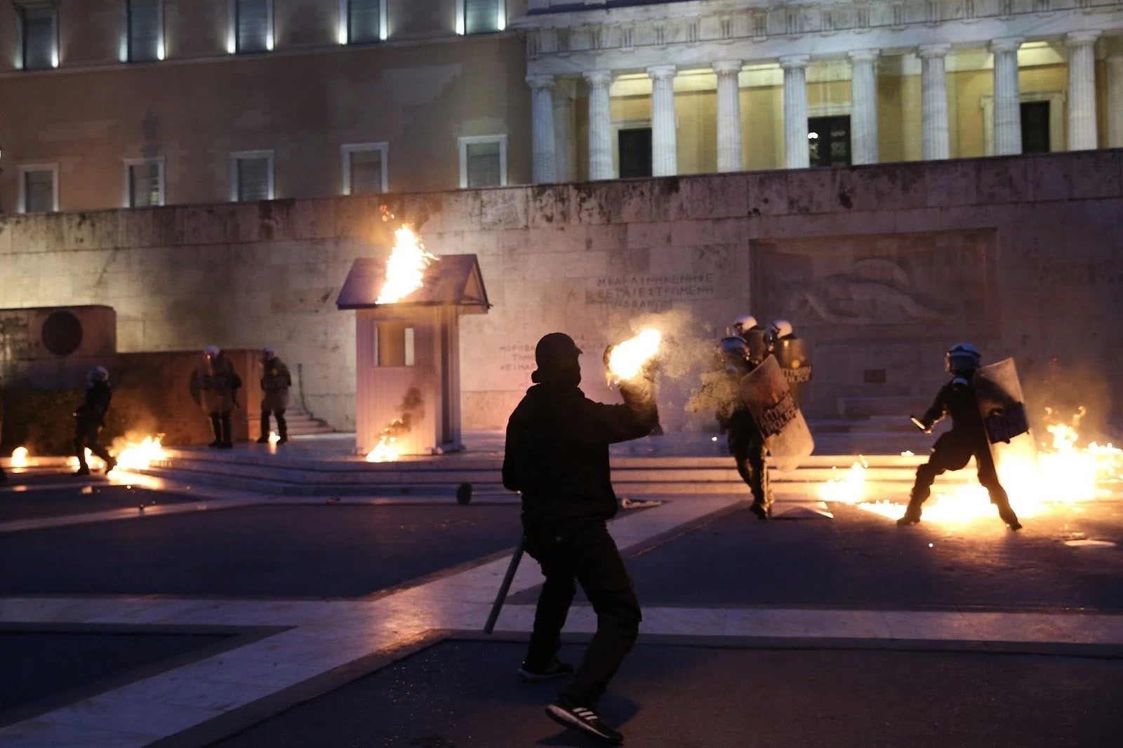 Σοκ: Η στιγμή που κουκουλοφόροι πυρπολούν αστυνομικό στη Βουλή (βίντεο)